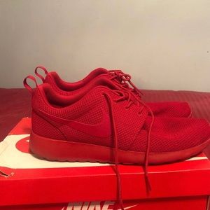 USED SIZE 10.5 RED ROSHE RUN SNEAKERS